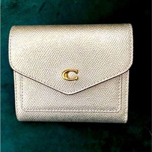 Brand New, never used Silver Coach wallet…